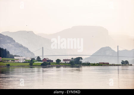 Eine neblige Aussicht auf den Fjord Lysefjord-Norwegen. Stockfoto