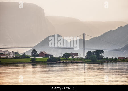 Eine neblige Aussicht auf den Fjord Lysefjord-Norwegen. Stockfoto