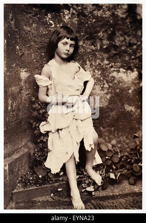 Alice Liddell (1852-1934) als 'Bettler-Maid' gekleidet im Dekanat Garten in Christ Church, Oxford University im Jahre 1858. Das Kollodium-Foto wurde von Charles Lutwidge Dodgson (1832-1898), besser bekannt als Lewis Carroll, und mehr als 40 Sekunden Belichtung erfordert hätte. 'Die Bettler Maid' war ein beliebtes Gedicht von Lord Alfred Tennyson (1809-1892) veröffentlichte im Jahre 1842, Tennyson dachte das Porträt eines der schönsten Fotos, die er je gesehen hatte. Siehe Beschreibung für mehr Informationen. Stockfoto