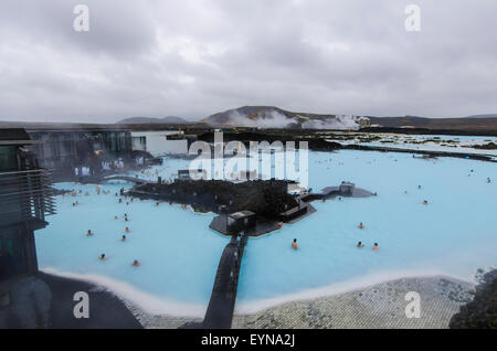 Blaue Lagune geothermische Spa mit geothermischen Kraftwerk in Hintergrund, Island Stockfoto