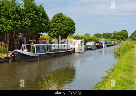 Boote vertäut am Ufer des Birmingham und Fazeley Canal in der Nähe von Sutton Coldfield, West Midlands, UK Stockfoto