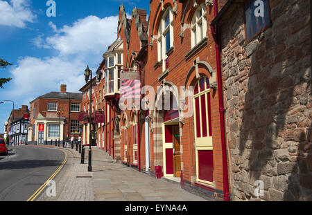 Raditional Backsteingebäude auf Holloway Straße in Tamworth, Staffordshire mit Schlosshotels gebaut Stockfoto