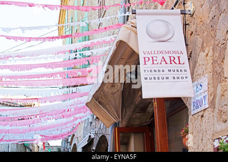 Pearl Shop in Street mit Dekor auf dem Artdemossa-Festival am 24. Juli 2015 in Valldemossa, Mallorca, Balearen, Spanien. Stockfoto