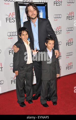 LOS ANGELES, CA - 7. November 2010: Regisseur Diego Luna mit Schauspielern Gerardo Ruiz Esparza & Christopher Ruiz-Esparza beim AFI Fest premiere ihres Films "Abel" bei Graumans Chinese Theatre in Hollywood. Stockfoto