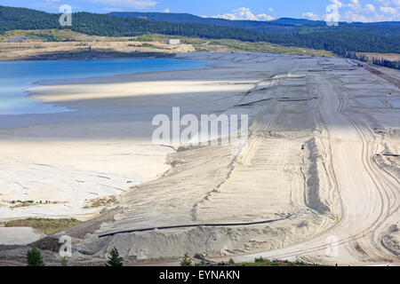 Bergematerial Aufstauung Damm im Bau, Highland Valley Kupfermine, Logan Lake, British Columbia Stockfoto