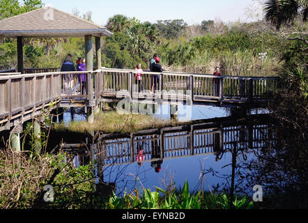 Besucher auf der Promenade am Merritt Island National Wildlife Refuge Visitor Center, Titusville, Florida Stockfoto