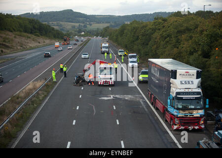 Notdienste besuchen einen Verkehrsunfall, der vollständig die southbound Fahrbahn des M5 als Tausende Urlauber in Richtung Süd-West-Küstenorte am Samstagabend geschlossen. Der Vorfall ereignete sich neben Michaelwood - Polizei Verkehr von der Autobahn entfernt, durch den Service-Bereich der M5 wieder umgeleitet. Foto: Süd-West-Fotos, Alamy Live-Nachrichten Stockfoto