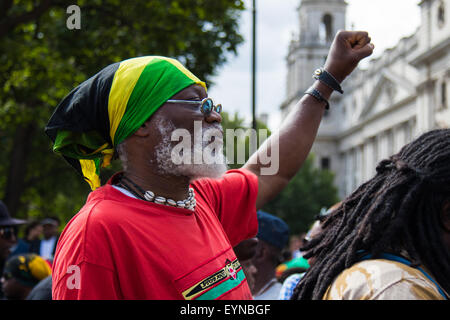 Grösserer Square, Westminster, London, 1. August 2015. Tausende von schwarzen Londoner, Rastafarians und ihren Anhängern kommen am Parliament Square nach einem Marsch von Brixton, als Teil der Rastafari-Bewegung UK Tag der Befreiung, auf Nachfrage Reparationen von der britischen Regierung für den Sklavenhandel.