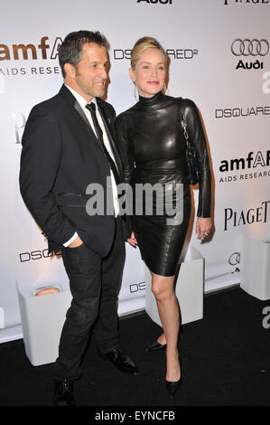 LOS ANGELES, CA - 27. Oktober 2010: Sharon Stone & Designer Kenneth Cole bei der Vorstellung der AmfAR L.A.-Veranstaltung feiert Herren Style im Chateau Marmont Hotel Stockfoto