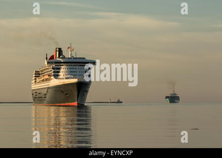 Kreuzfahrtschiff Queen Mary 2 Ankunft in Halifax, Nova Scotia Stockfoto