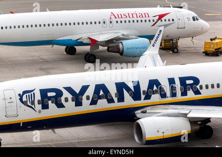 Ryanair Boeing 737 und Airbus A320 der Österreichischen auf der Piste, Blue Danube Airport Linz Stockfoto