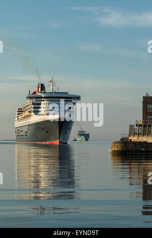 Kreuzfahrtschiff Queen Mary 2 Ankunft in Halifax, Nova Scotia Stockfoto