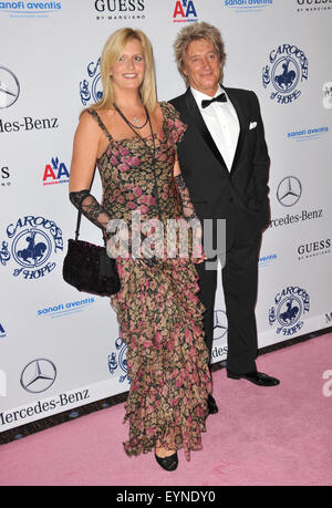 LOS ANGELES, CA - 23. Oktober 2010: Rod Stewart & Ehefrau Penny Lancaster an der 32. Karussell der Hoffnung Jubiläumsball im Beverly Hilton Hotel. Stockfoto
