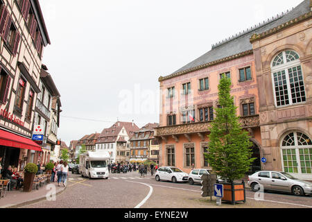 OBERNAI, Frankreich - 8. Mai 2015: Traditionelle Fachwerkhäuser in Obernai, Elsass, Frankreich Stockfoto