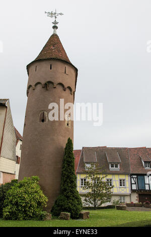 Mittelalterliche Turm neben St. Peter und Paul Kirche in Obernai, Elsass, Frankreich. Stockfoto
