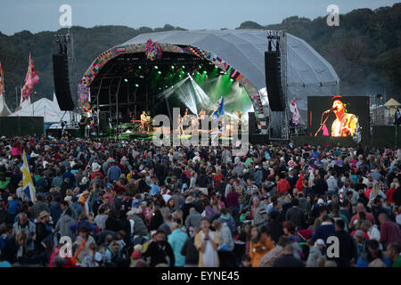 Level 42 mit Lead-Sänger Mark King auf der Bühne im Camp Bestival, Lulworth Castle, Dorset, UK. Stockfoto