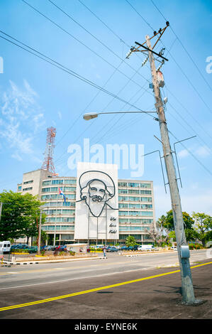 Havanna, Kuba - Juni 2011: Porträt der revolutionär Camilo Cienfuegos an der Wand von einem Regierungsgebäude. Stockfoto
