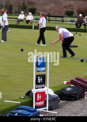 Grünen Rasen Kegler genießen ihren Sport im Boccia Club in Westburn, Aberdeen. Stockfoto