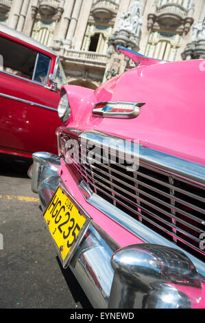 Havanna, Kuba - 13. Juni 2011: Bunte amerikanische Oldtimer stehen geparkte in Zentral-Havanna. Stockfoto