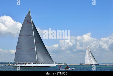 .  von links nach rechts Ranger(J5) (Kaimane), Velsheda (JK7) (UK) in drei J-Klasse Rennen im Solent am Finaltag des Rennsports in der Royal Yacht Squadron International Zweihundertjahrfeier Regatta Yachten. l.  Der Gesamtsieger nach vier Tagen des Rennsports war Velsheda. Stockfoto