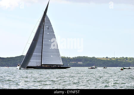 . von links nach rechts Rennen Ranger(J5) (Caymans), Lionheart (JH1) (Niederlande) zur Aufwind-Boje-Marke bei den 3 J-Klasse Yachten der Solent am letzten Renntag bei der Royal Yacht Squadron International Bicentenary Regatta.der Gesamtsieger nach vier Renntagen war Velsheda. Südküste, England, Großbritannien Stockfoto