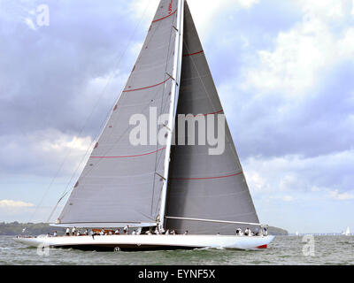 Ranger(J5) (Caymans), die die Windboje beim Rennen der 3 J-Klasse Yachten im Solent am letzten Renntag bei der Royal Yacht Squadron International Bicentenary Regatta rundete. Der Gesamtsieger nach vier Renntagen war Velsheda. Südküste, England, Großbritannien Stockfoto