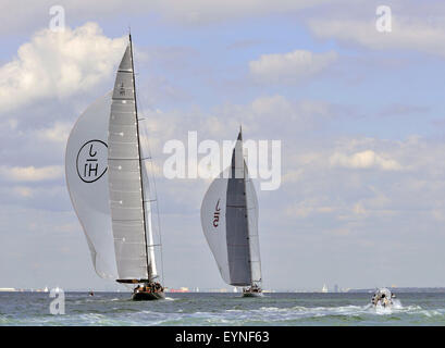 Von links nach rechts Lionheart (JH1) ( Nedtherlands), Ranger (J5)(Caymans), Rennen im Wind in den drei J-Klasse Yachten Rennen die Solent am letzten Tag des Rennens bei der Royal Yacht Squadron International Bicentenary Regatta. Der Gesamtsieger nach vier Renntagen war Velsheda, England, UK Stockfoto