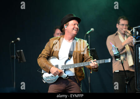 Level 42 mit Lead-Sänger Mark King auf der Bühne im Camp Bestival, Lulworth Castle, Dorset, UK. Stockfoto