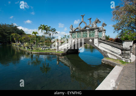 Eine von der Brücke über den Teich von Tirta Gangga wasser Palace in Bali, Indonesien. Das Wasser ist so still, dass wir sehen können, die Reflexion. Stockfoto