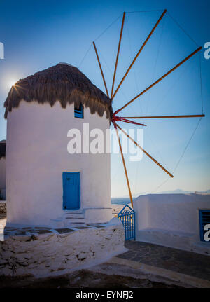 Windmühlen von Mykonos - die Windmühlen sind ein bezeichnendes Merkmal der Mykonos-Landschaft. Stockfoto