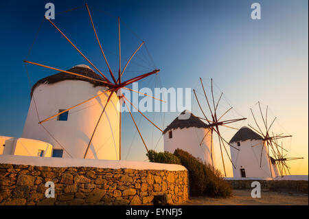 Windmühlen von Mykonos - die Windmühlen sind ein bezeichnendes Merkmal der Mykonos-Landschaft. Stockfoto