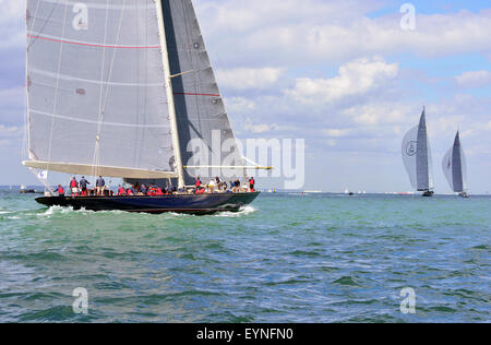 Die drei Jachten der J-Klasse fahren im Solent am letzten Renntag bei der Royal Yacht Squadron International Bicentenary Regatta unter Wind. Links nach rechts Velsheda (JK7) (UK),Lionheart (JH1) (Niederlande) , Ranger (J5) (Caymans)der Gesamtsieger nach vier Renntagen war Velsheda.South Coast, England, UK Stockfoto