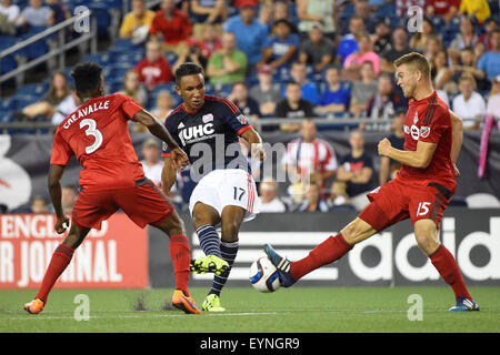 Foxborough, Massachusetts, USA. 1. August 2015. Toronto FC-Verteidiger Eriq Zavaleta (15) Blöcke statt einen Schuss von Toronto FC vorwärts Jozy Altidore (17) während der MLS-Spiel zwischen Toronto FC und die New England Revolution im Gillette Stadium in Foxborough, Massachusetts. Die Revolution besiegt Toronto FC 3: 1. Eric Canha/CSM/Alamy Live-Nachrichten Stockfoto