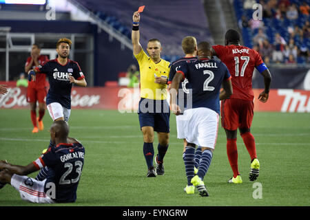 Foxborough, Massachusetts, USA. 1. August 2015. Toronto FC vorwärts ist Jozy Altidore (17) eine rote Karte auswerfen während des MLS-Spiels zwischen Toronto FC und die New England Revolution gegeben statt im Gillette Stadium in Foxborough, Massachusetts. Die Revolution besiegt Toronto FC 3: 1. Eric Canha/CSM/Alamy Live-Nachrichten Stockfoto