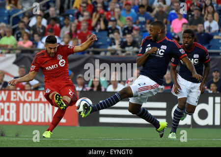Foxborough, Massachusetts, USA. 1. August 2015. Toronto FC vorwärts Luke Moore (27) und New England Revolution Verteidiger Andrew Farrell (2)-Kampf um den Ball während des MLS-Spiels zwischen Toronto FC und die New England Revolution statt im Gillette Stadium in Foxborough, Massachusetts. Die Revolution besiegt Toronto FC 3: 1. Eric Canha/CSM/Alamy Live-Nachrichten Stockfoto