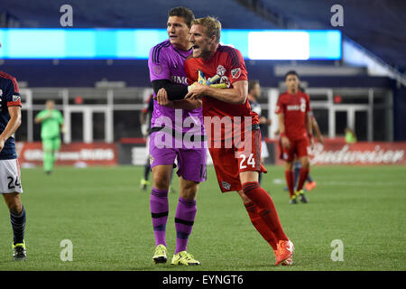 Foxborough, Massachusetts, USA. 1. August 2015. Toronto FC-Torwart Joe Bendik (12) zurückhält Verteidiger Damien Perquis (24) als He reagiert auf einen Anruf auf dem Spielfeld während der MLS-Spiel zwischen Toronto FC und die New England Revolution statt im Gillette Stadium in Foxborough, Massachusetts. Die Revolution besiegt Toronto FC 3: 1. Eric Canha/CSM/Alamy Live-Nachrichten Stockfoto