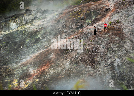 Besucher auf dem Fumarole Field in Bukit Kasih, einem beliebten Ziel für Natur-, Kultur- und religiösen Tourismus in North Sulawesi, Indonesien. Stockfoto