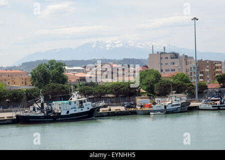 Angelboote/Fischerboote vertäut im Fluss Pescara. Stockfoto