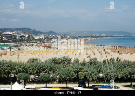 Muster der Sonnenschirme am Strand vor der Stadt Pescara. Stockfoto