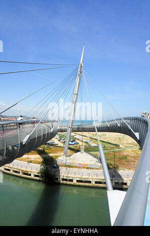 Zentralen Pylon und Kabel bleibt der Fußgänger und Fahrrad-Hängebrücke. Stockfoto