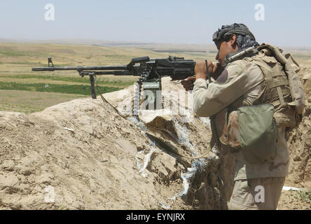 Faryab, Afghanistan. 2. August 2015. Ein Soldat soll seine Maschinenpistole während einer Operation gegen Taliban in der Provinz Faryab, Nord-Afghanistan, 2. August 2015. Bildnachweis: Azorda/Xinhua/Alamy Live-Nachrichten Stockfoto