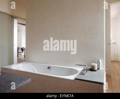 Innenansicht eines modernen Badezimmers im Vordergrund der Badewanne und Wasserhahn Stockfoto