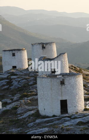 Windmühlen. Chora Amorgos. Griechenland Stockfoto