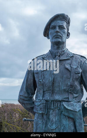 Statue von Brigadegeneral Lord Lovat am Sword Beach, Ouistreham. Website der Commando Brigade Normandie des zweiten Weltkrieges Stockfoto