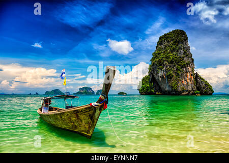 Longtail-Boot am Strand, Thailand Stockfoto