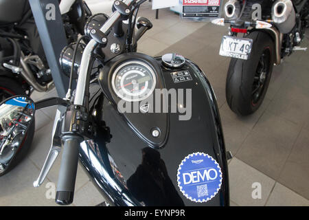 Schwarzes Modell Triumph thunderbird Sturm Demonstrator und andere Motorräder zum Verkauf bei einem Motorradhändler in Sydney, New South wales, australien 2015 Stockfoto