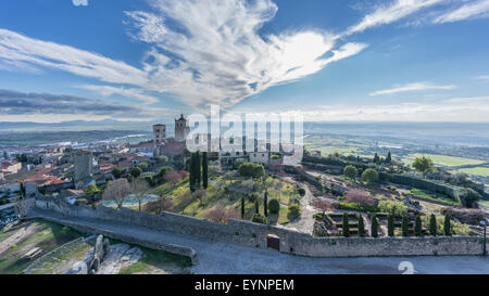 Panoramablick auf die mittelalterliche Stadt Trujillo in der Abenddämmerung Stockfoto