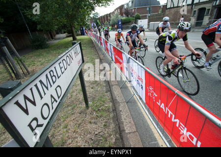 Wimbledon, London, UK. 2. August 2015. Tausende von Fahrern nehmen Teil an der Prudential London-Surrey cycling Challenge Wimbledon Dorfstraße auf der Durchreise. Bildnachweis: Amer Ghazzal/Alamy Live-Nachrichten Stockfoto