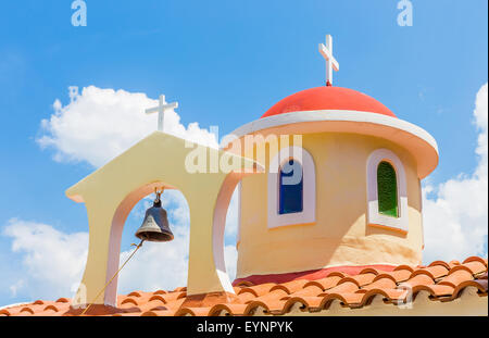 Das Dach und Kuppel der christlichen Kirche des Heiligen Christophorus in Kalamata, Griechenland Stockfoto