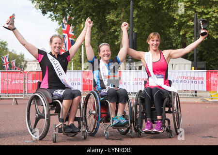 London, UK. 2. August 2015. Aufsichtsrechtlichen RideLondon 2015. Gewinner des Frauen Handfahrrad Classic Rennen L-R: Lizzie Tench (3.), Jennifer Browining (1.) und Caroline Wareing (2.).  Foto: OnTheRoad/Alamy Live-Nachrichten Stockfoto